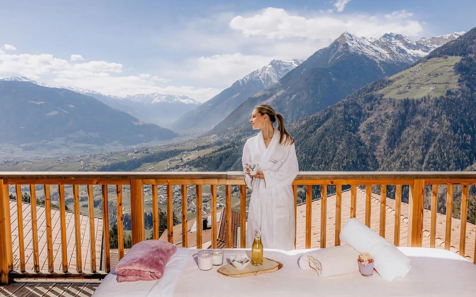 Vorbereitete Massageliege auf dem Balkon über dem Etschtal