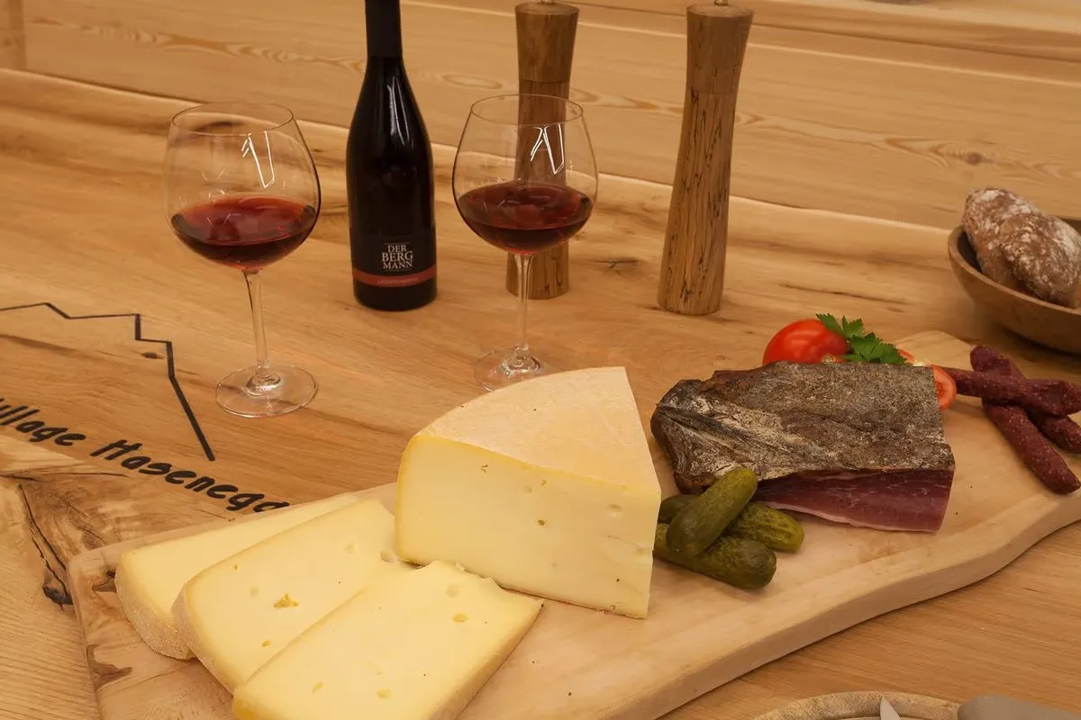 Brettljause mit Käse, Speck und Rotwein im Weinkeller