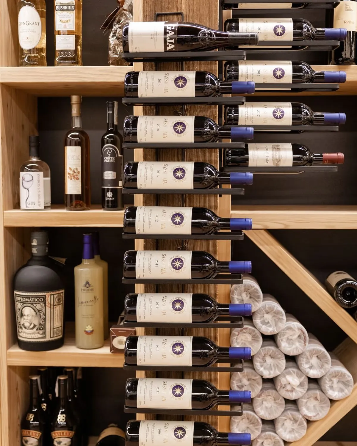 Weinregal aus Holz mit Flaschen und Spirituosen