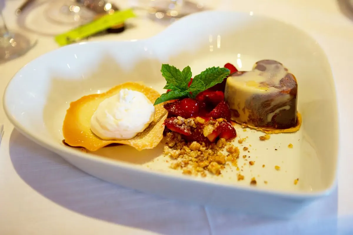Dessert auf hellem Teller, im Chalet serviert