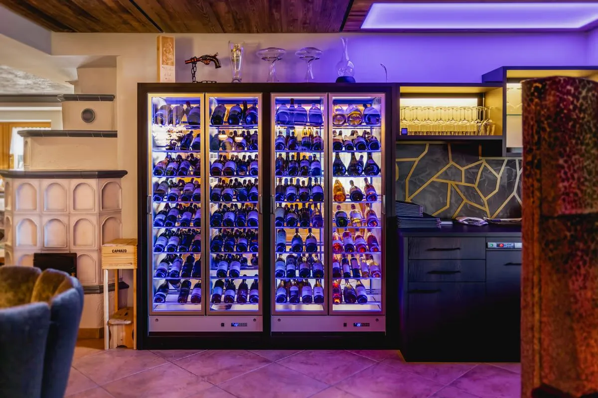 Beleuchteter Weinschrank in der Bar
