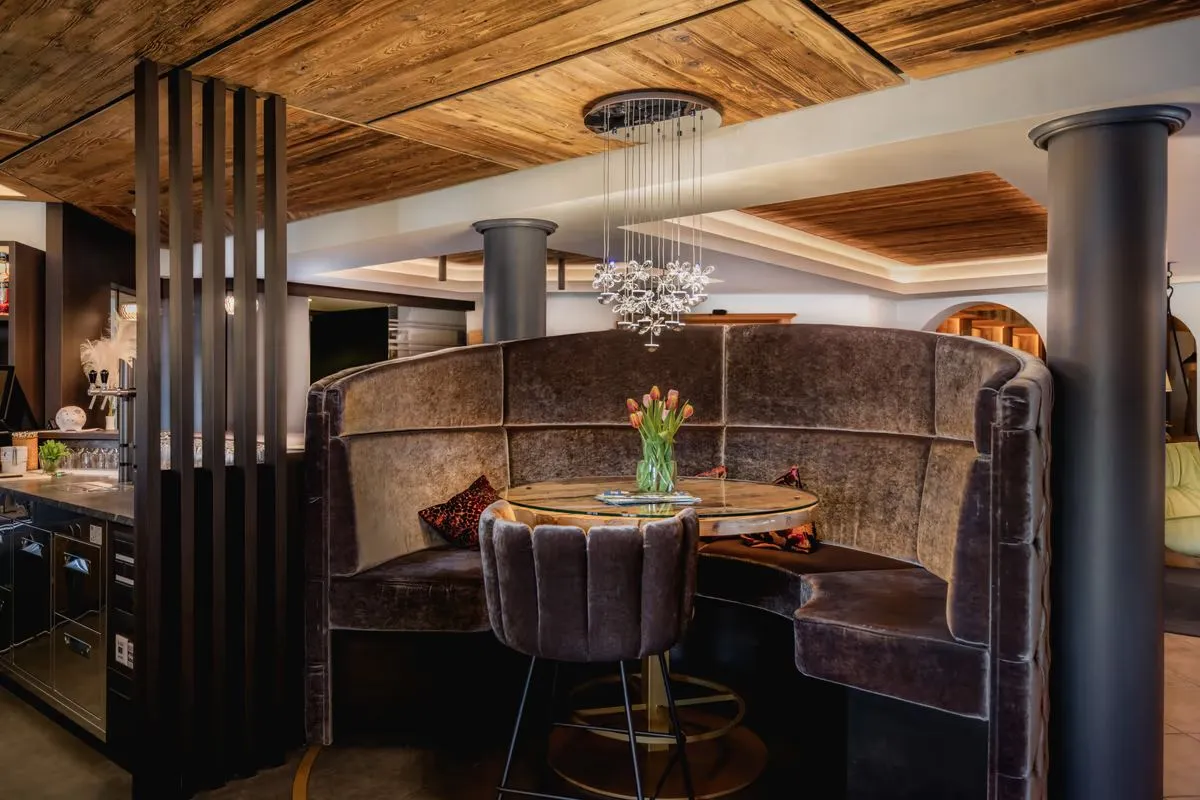 Lounge-Ecke mit Polsterbank und weichem Licht