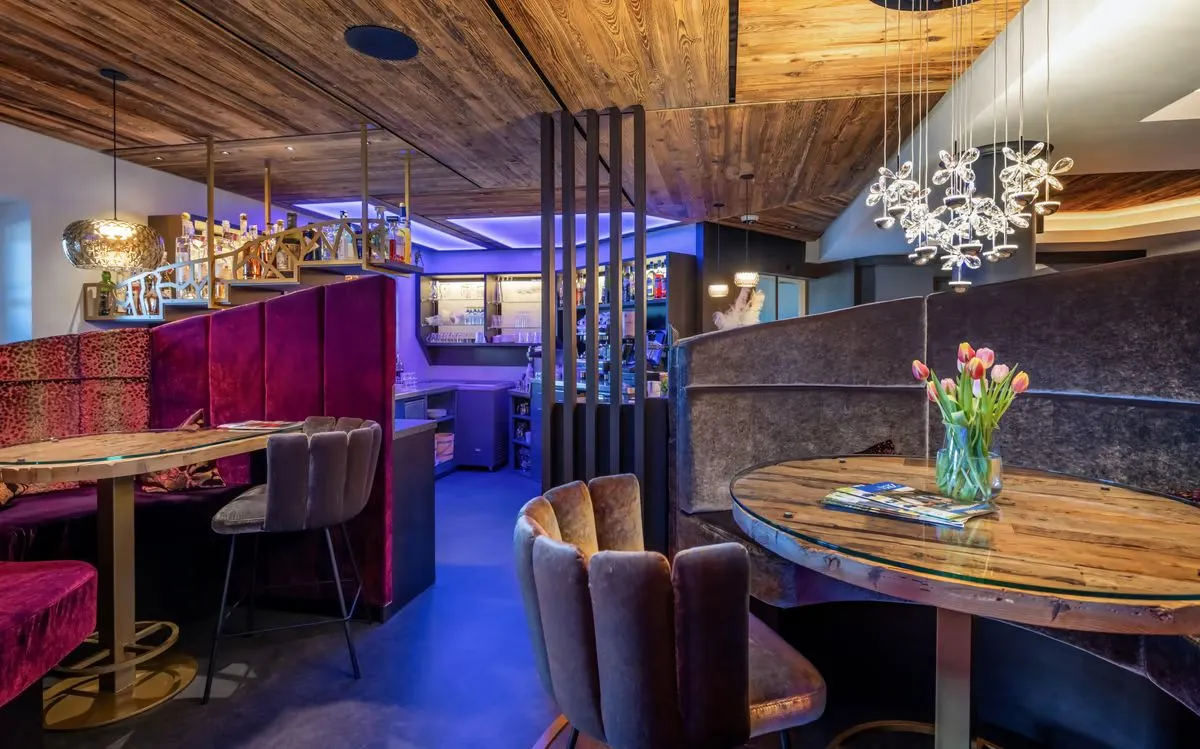 Die Bar am Abend in warmem Licht