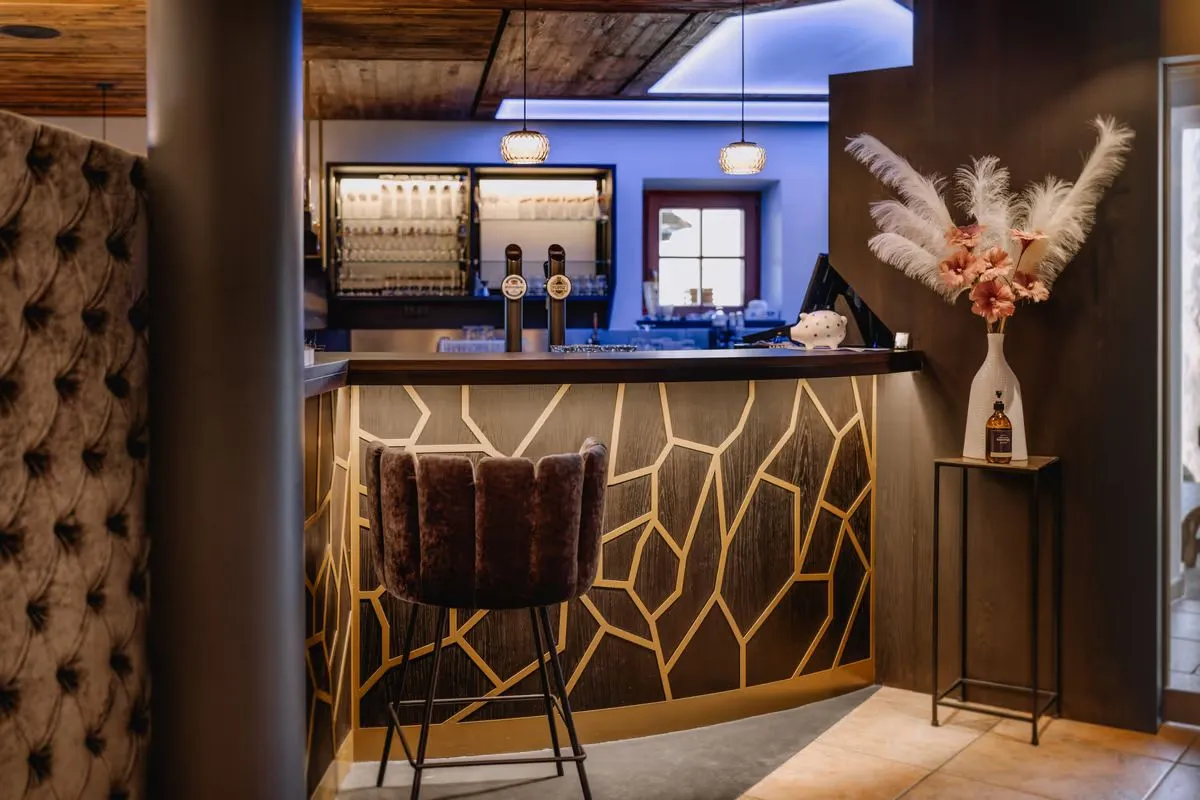 Die Theke der Bar mit goldener Wandverkleidung
