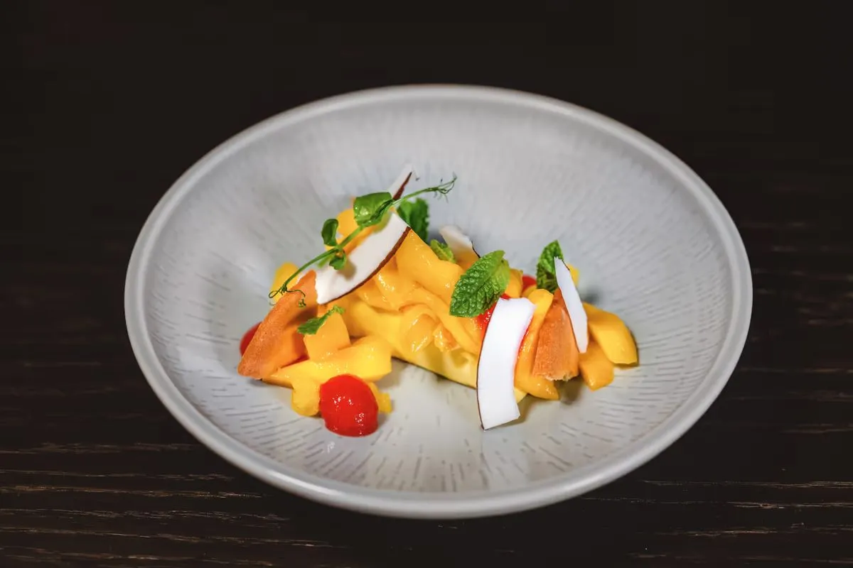 Mangocreme mit Kokoschips und Minze als Dessert