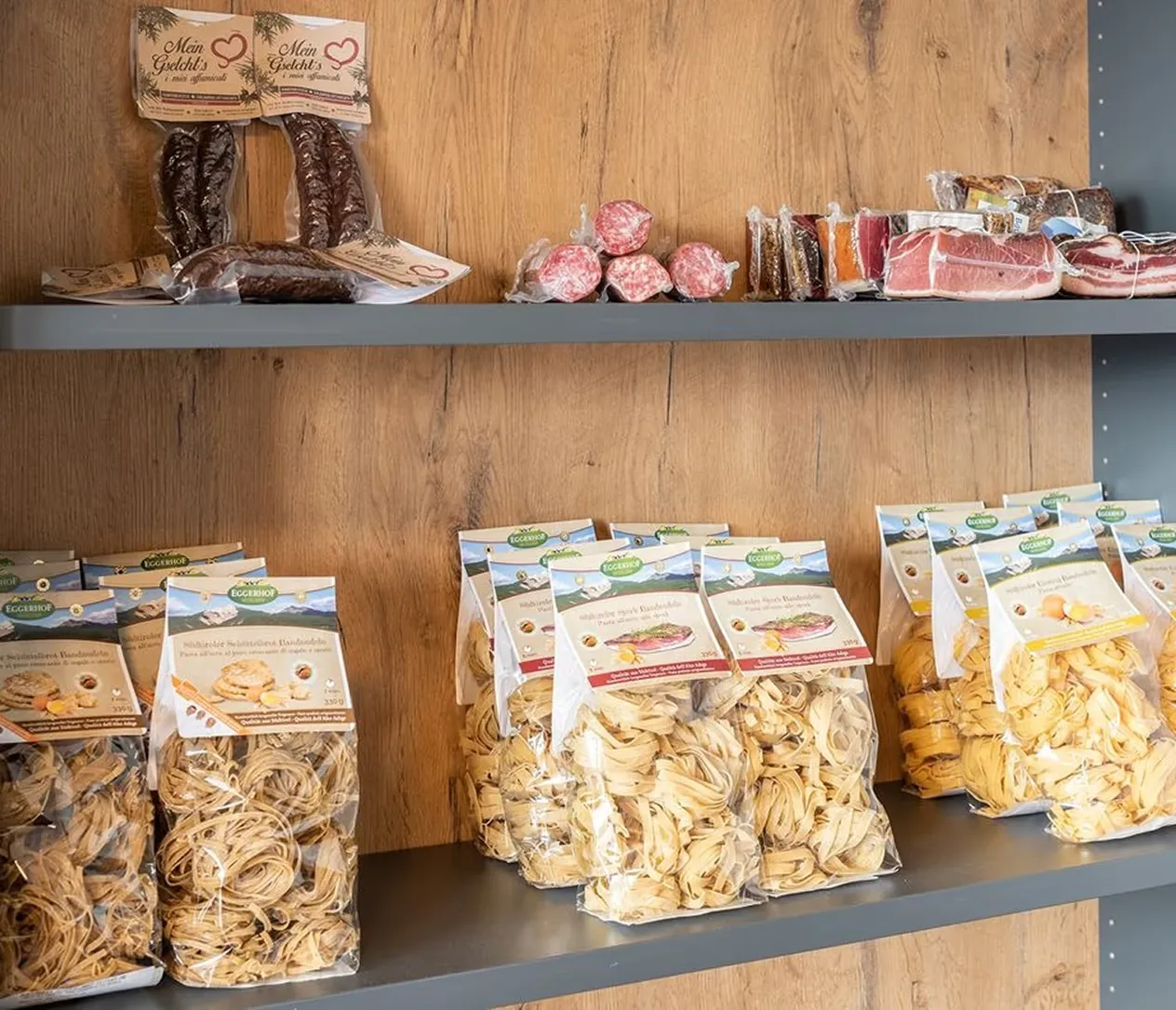 Regal mit Südtiroler Speck, Kaminwurzen und Bandnudeln im Mountain Shop