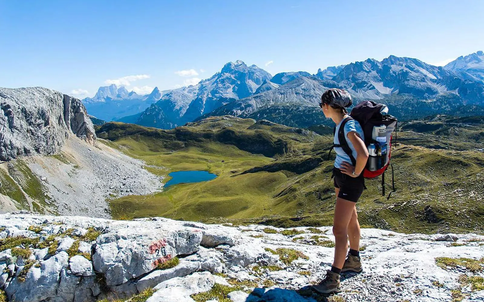 Wanderin an einem Bergsee im Hochgebirge