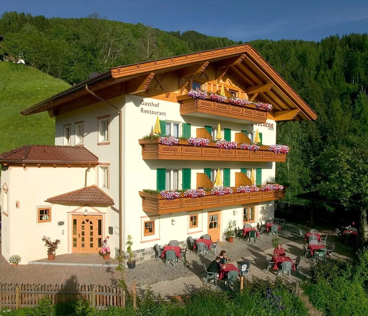 Gasthof Restaurant Hasenegg mit blühenden Balkonen und Terrasse