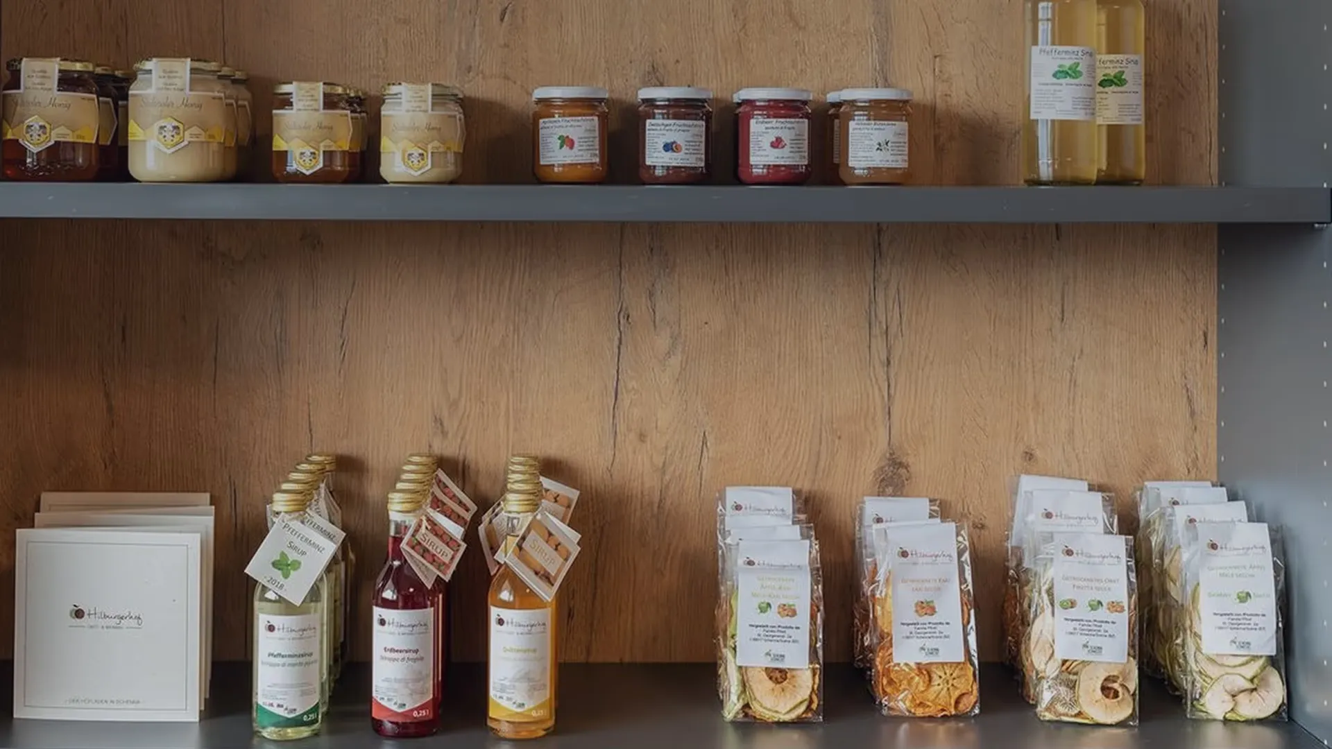 Regal im Mountain Shop mit Südtiroler Honig, Marmeladen, Sirup und getrocknetem Obst
