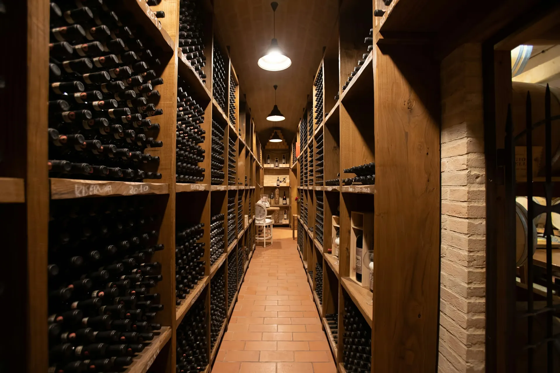 Weinkeller mit Holzregalen und gewölbter Decke