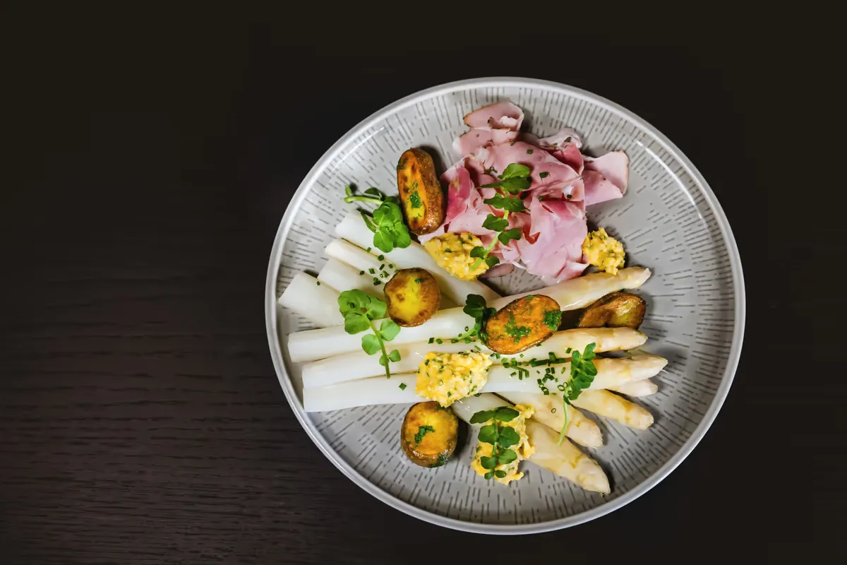 Chaletservice mit Spargel, Schinken und Röstkartoffeln