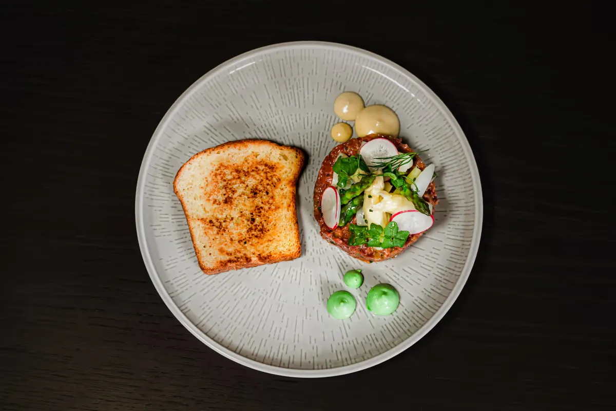 Tatar mit Radieschen und geröstetem Brot