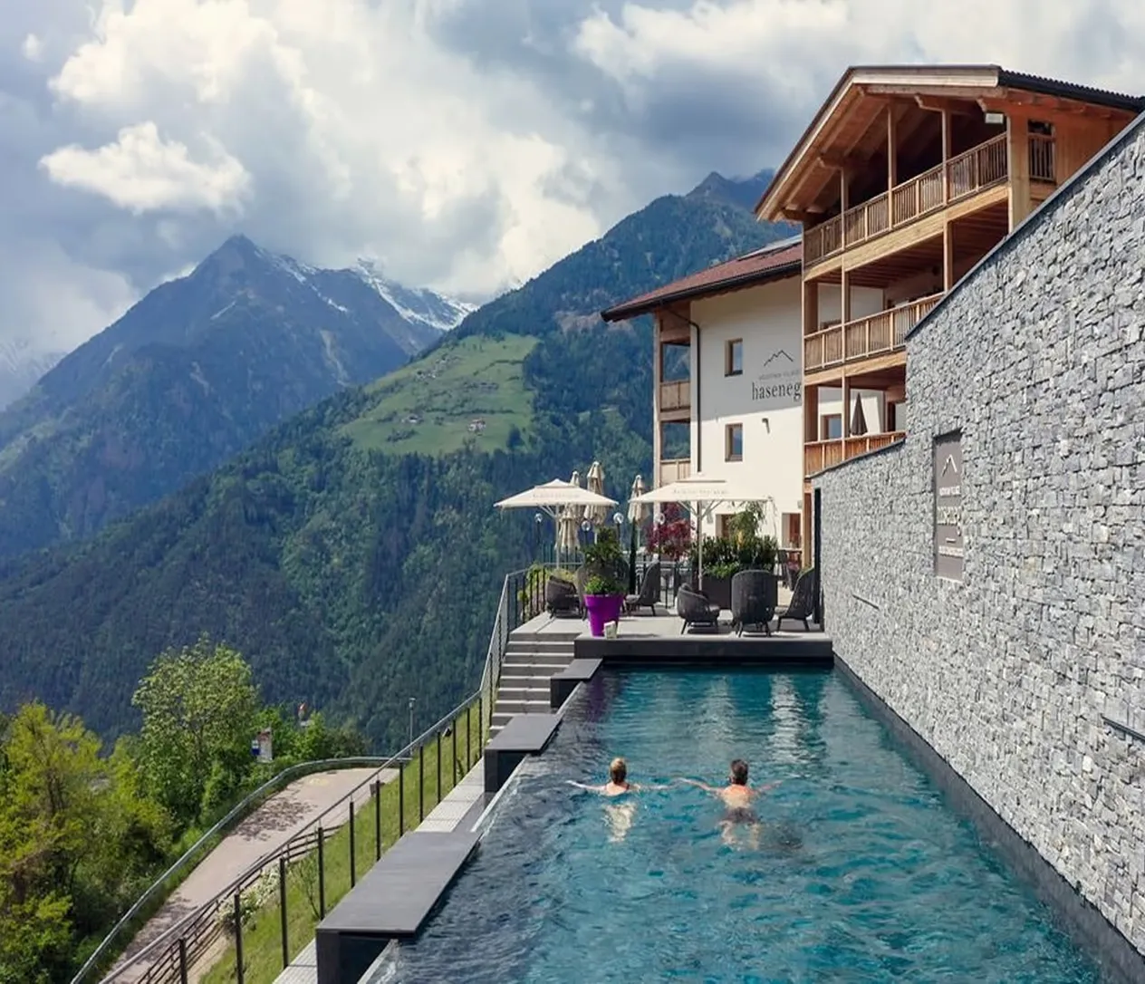 Infinity Pool entlang der Natursteinwand des Hasenegg mit Blick in die Bergwelt