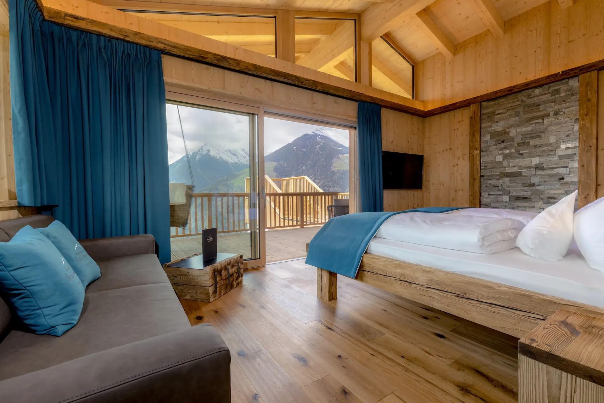 Sky Chalet – Schlafzimmer mit Glasfront zur Terrasse und Bergpanorama
