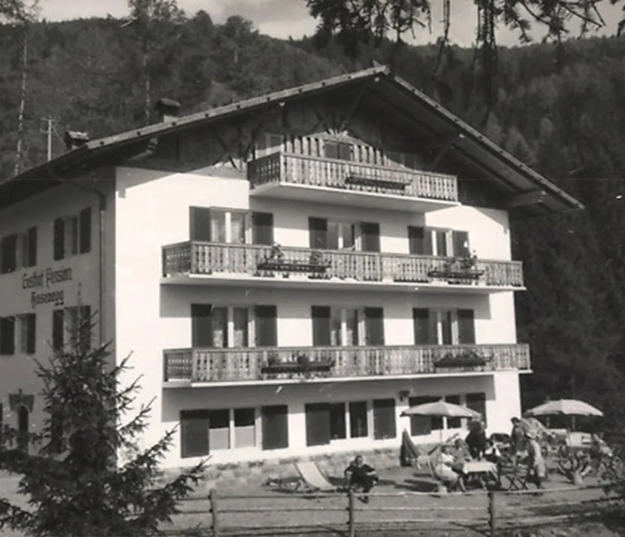Historische Aufnahme des Gasthofs Hasenegg mit Liegestühlen vor dem Haus